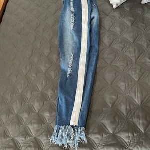 Cute ripped zip up on side jeans !